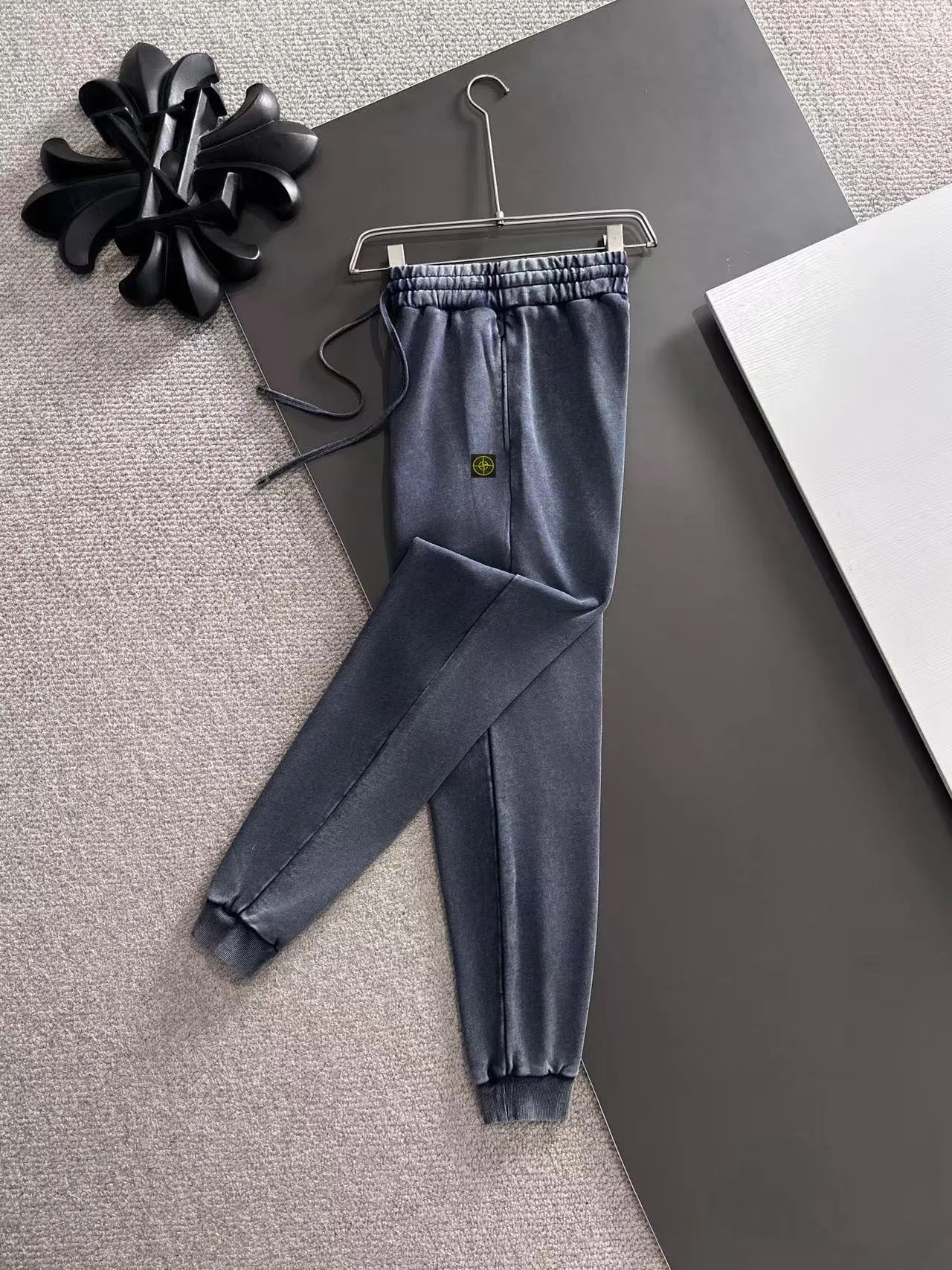 Next day shipment P360 Stone lsland/Stone Island Exclusively launches 25ss autumn and winter new high-quality trousers. Compare real-life details at will. Craftsmanship that ordinary small workshops cannot copy. Top-level ZP development. Unique imported fabric feel. Purely imported German machine production. Precision operation. Ten thousand needle density. A pair of trousers with rich details. You can see the development strength. A full set of new accessories are customized simultaneously. Simple yet elegant. Soft, delicate and comfortable. The upper body is versatile and fashionable. A perfect choice for autumn and winter. A must-have item. Loose fit. Please refer to the size chart when placing an order: S to XXL (or state your height and weight when placing an order)